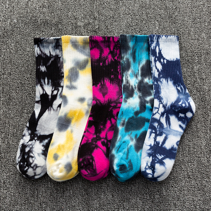 Meias esportivas tie-dye de algodão com cano médio