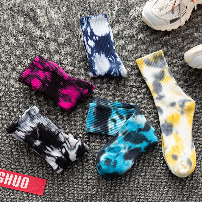 Meias esportivas tie-dye de algodão com cano médio