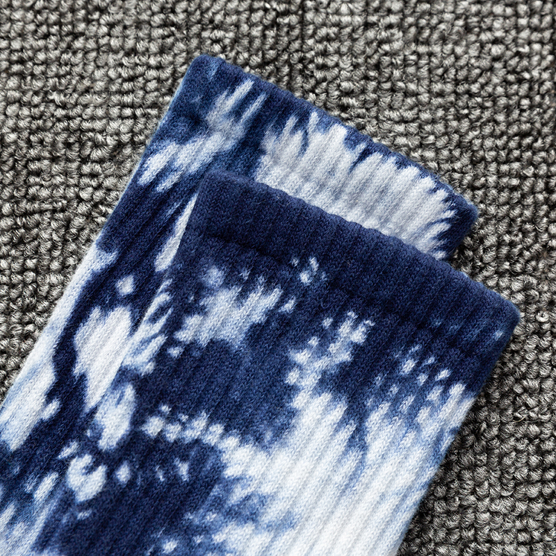 Meias esportivas tie-dye de algodão com cano médio