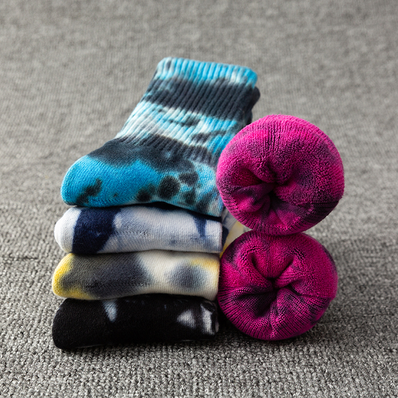 Meias esportivas tie-dye de algodão com cano médio