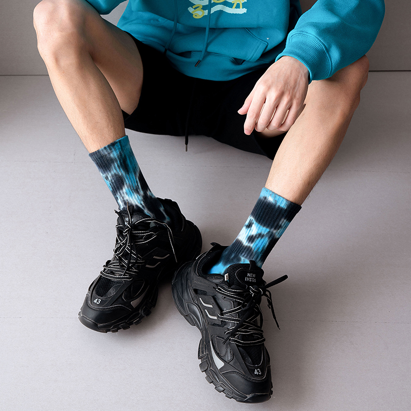 Meias esportivas tie-dye de algodão com cano médio
