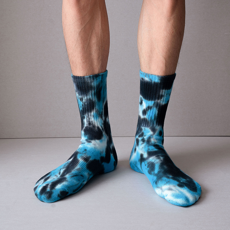 Meias esportivas tie-dye de algodão com cano médio