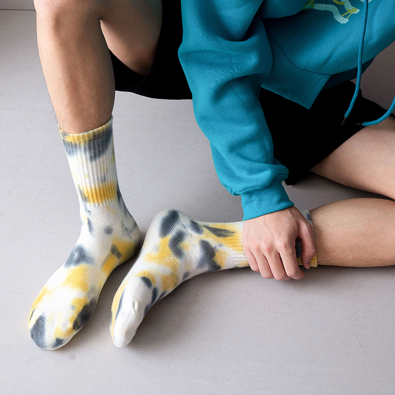 Meias esportivas tie-dye de algodão com cano médio