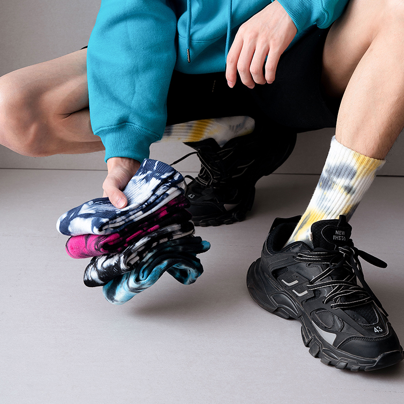 Meias esportivas tie-dye de algodão com cano médio