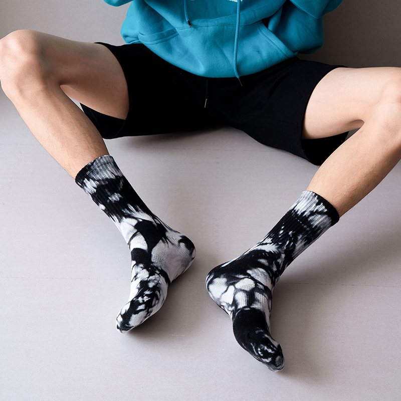Meias esportivas tie-dye de algodão com cano médio