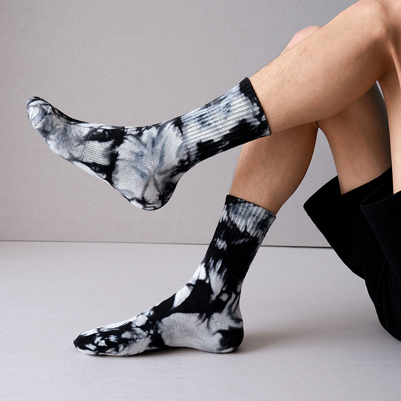 Meias esportivas tie-dye de algodão com cano médio