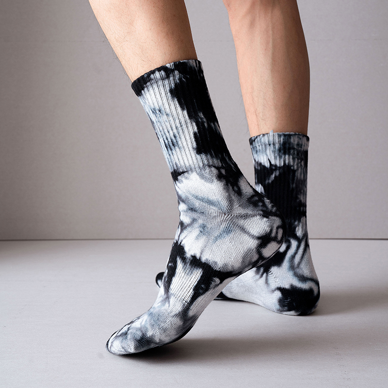 Meias esportivas tie-dye de algodão com cano médio