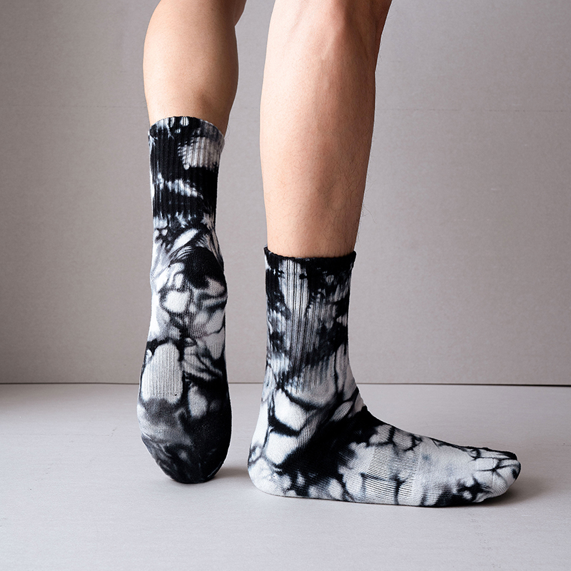 Meias esportivas tie-dye de algodão com cano médio